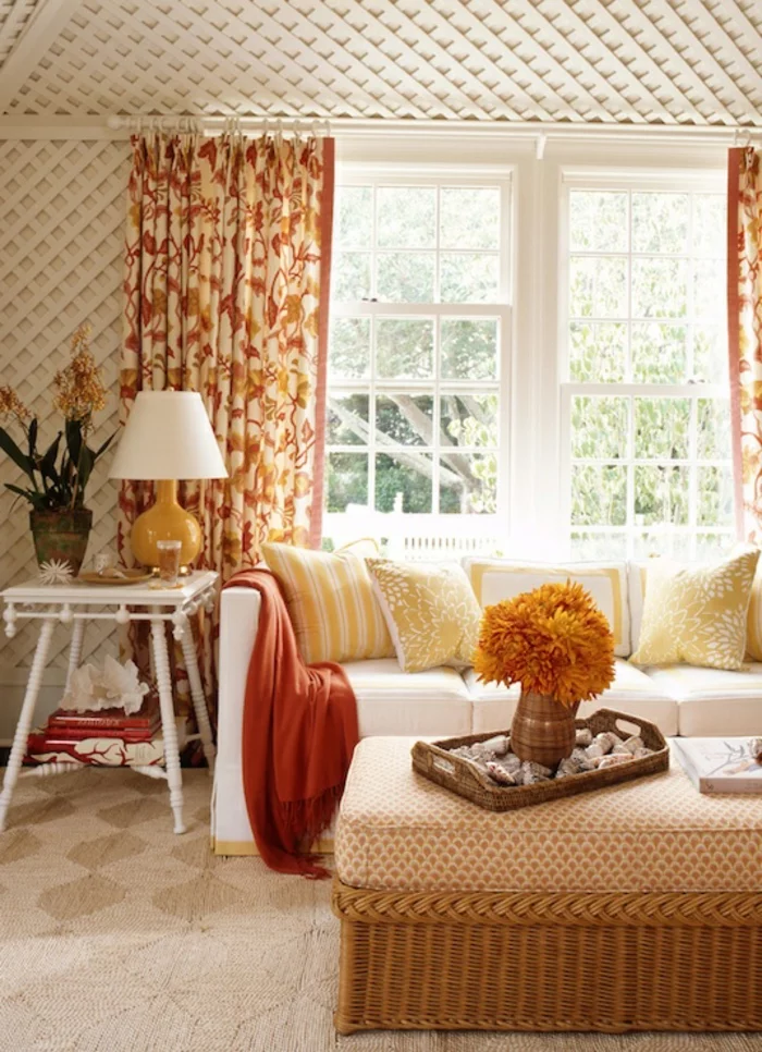 wohnzimmer gardinen orange floral rattantisch dekokissen