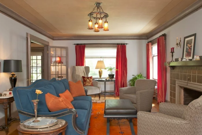 wohnzimmer gardinen rot oranger teppich blaues sofa