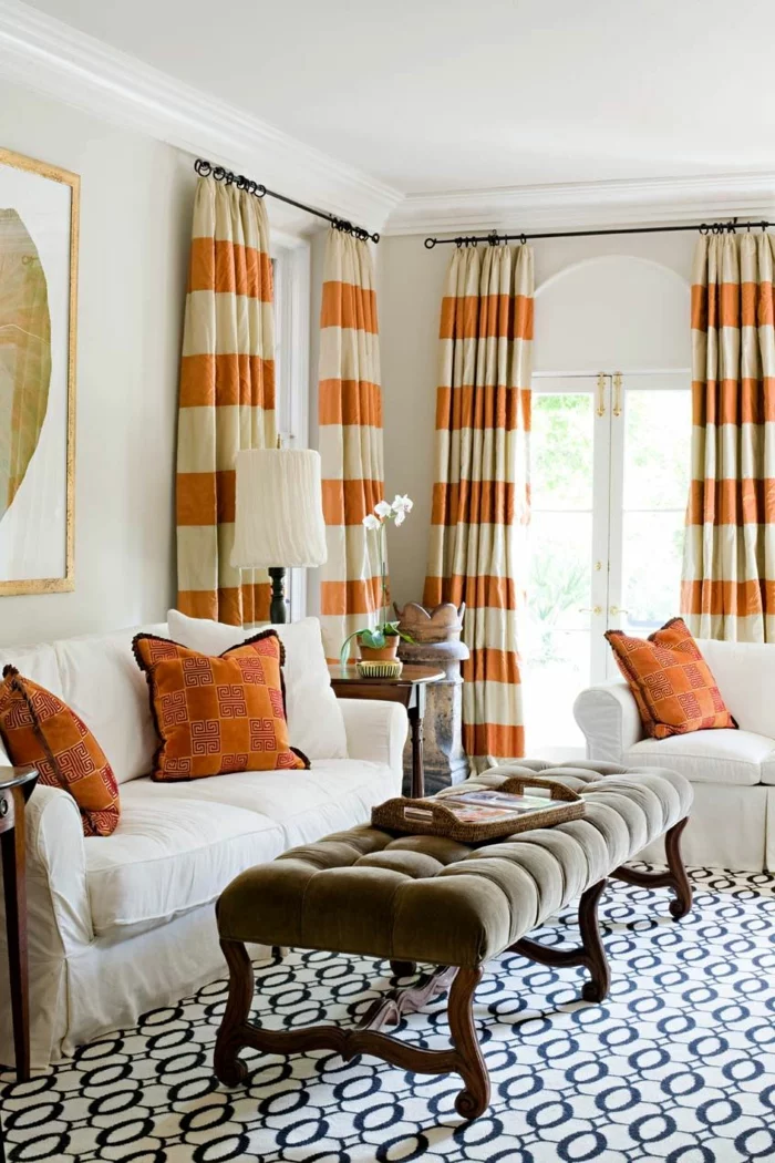 wohnzimmer gardinen streifen orange weiße möbel cooler bodenbelag