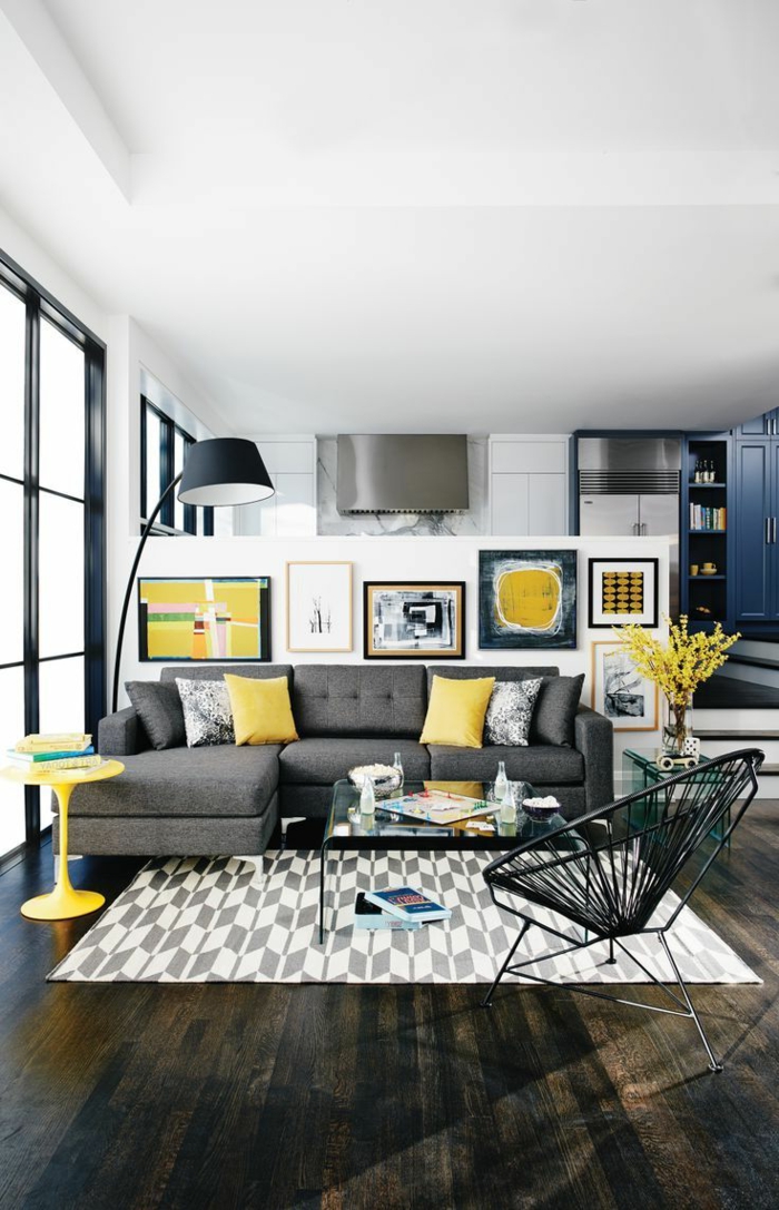 wohnzimmer sofa grau gelbe dekokissen heller teppich wanddeko