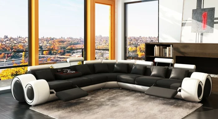 wohnzimmer sofa komfortabel panoramafenster teppich schwarze dekokissen