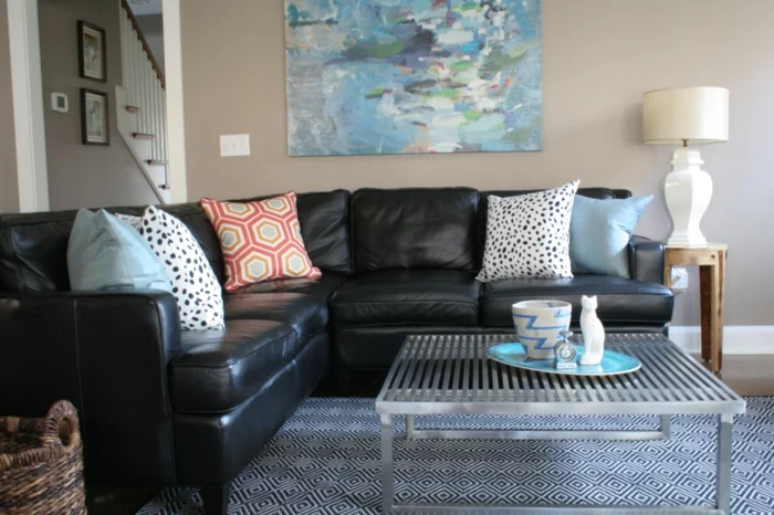 wohnzimmer sofa schwarz ledersofa ausgefallener couchtisch farbige dekokissen