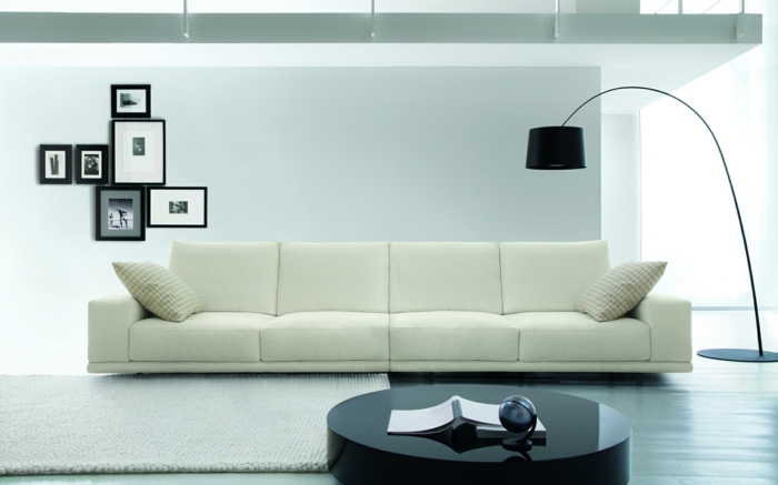 wohnzimmerdeko wand dekorieren weißes sofa schwarzer couchtisch