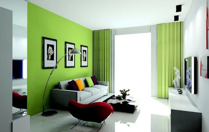 wohnzimmereinrichtung ideen grüne akzentwand farbige dekokissen