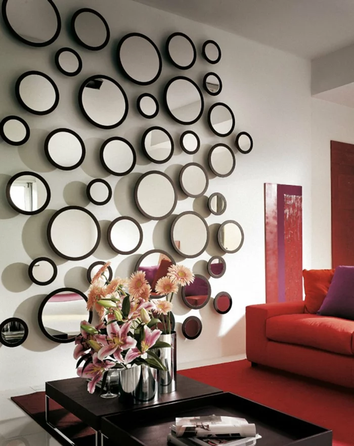 wohnzimmereinrichtung ideen rotes sofa wanddeko spiegel roter teppich