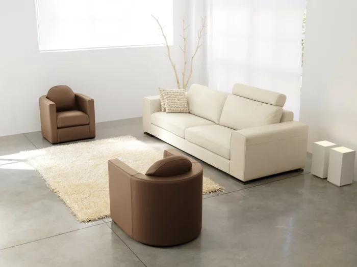 große Wohnzimmer Fliesen für den Boden, braune Sessel und weißes Sofa