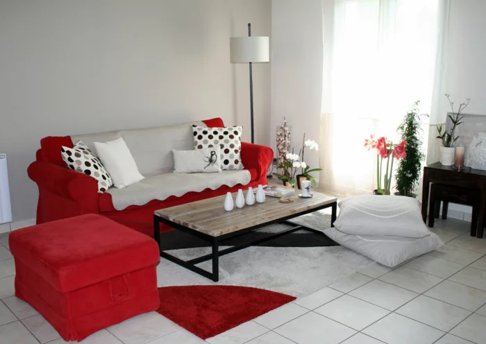 weiße Wohnzimmer Fliesen und rote Möbel