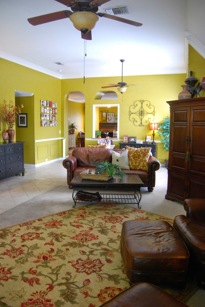 wände streichen ideen gelbe wandfarbe wohnzimmer florales teppichmuster