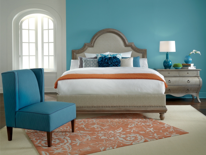 wände streichen ideen hellblaue wandfarbe schlafzimmer eleganter teppich