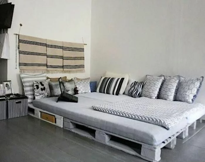 Bett aus paletten sofa aus paletten paletten bett möbel aus paletten graustufen 