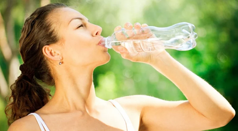 Gesichtspflege genügend Wasser trinken Sommer Hautpflege