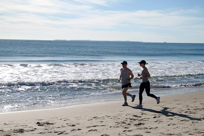 Joggen gehen frische Luft tanken Strand Sport treiben