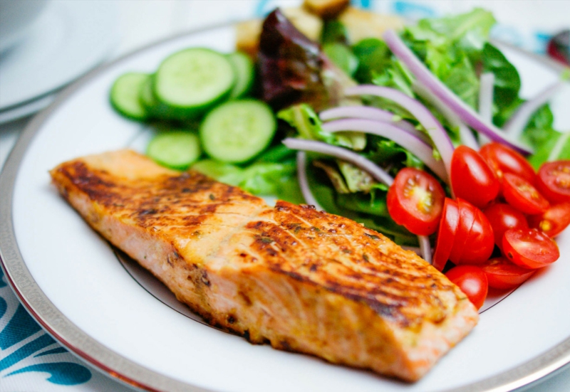 Kohlenhydratarme Ernährung Diät ohne Kohlenhydrate Lachs mit frischem Salat