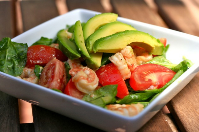 Kohlenhydratarme Ernährung Diät ohne Kohlenhydrate Salat mit Avocado und Schrimps