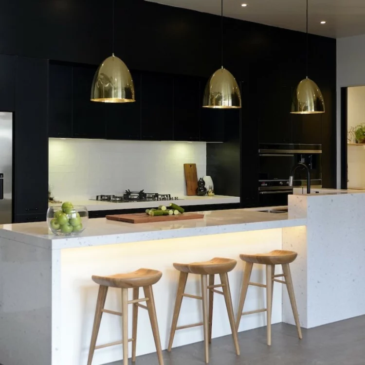 Küchendesign moderne Küchen Pendelleuchten Gold Holz Hocker Küchenbilder