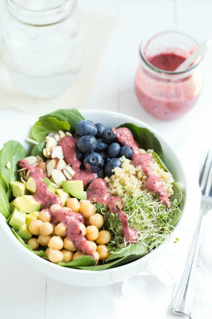 Salat Ideen gesunde Ernährung Frühlingssalat mit Kichererbsen und Beeren