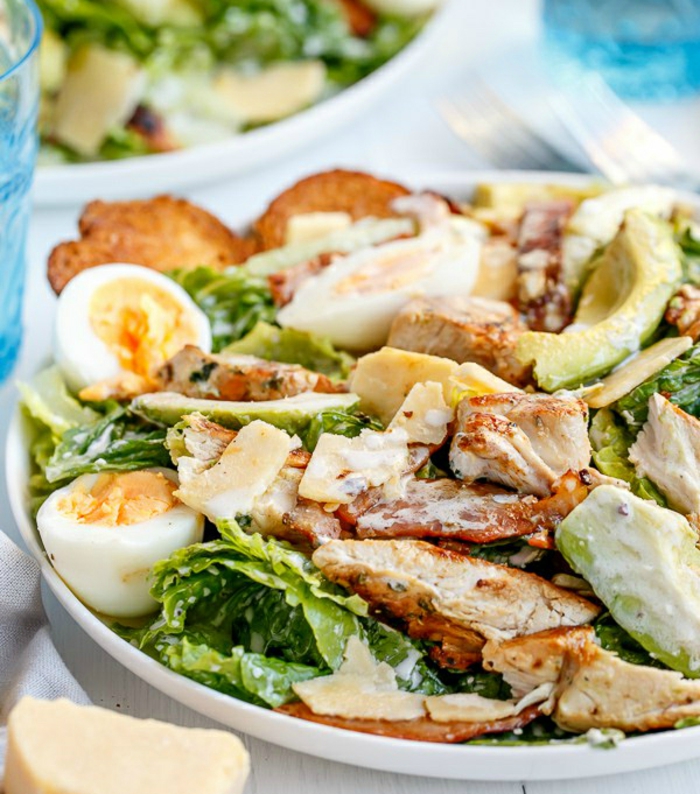 Salat Ideen gesunde Ernährung Hähnchen Avocado Caeser Salat