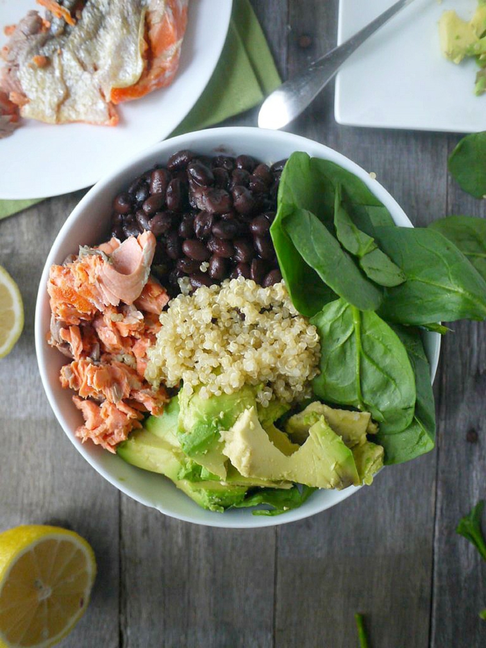 Salat Ideen gesunde Ernährung Salat mit Avocado Lachs und Quinoa