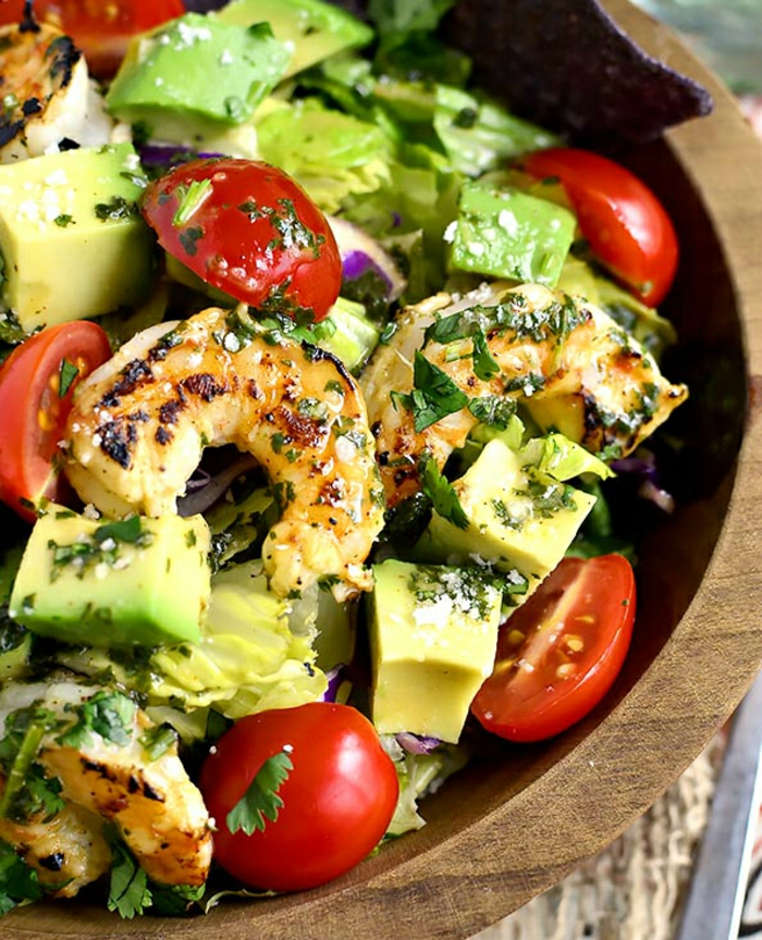 Salat Ideen gesunde Ernährung frischer Salat mit Meeresfrüchten Garnelen