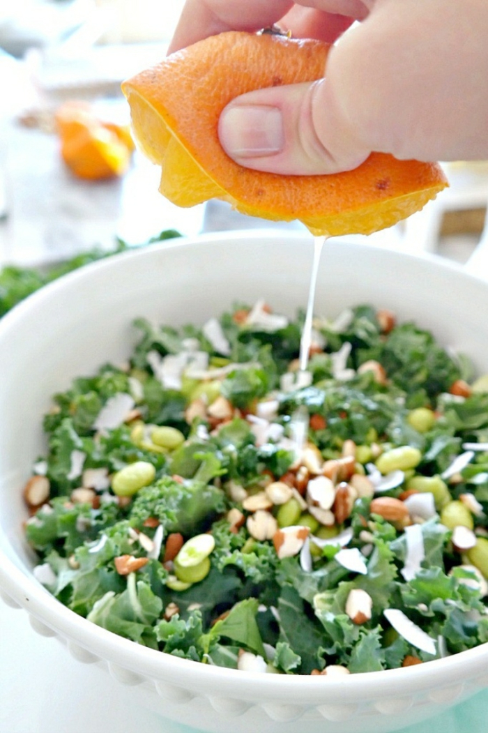 Salat Ideen gesunde Ernährung güner Salat mit Kernen und Orangensaft