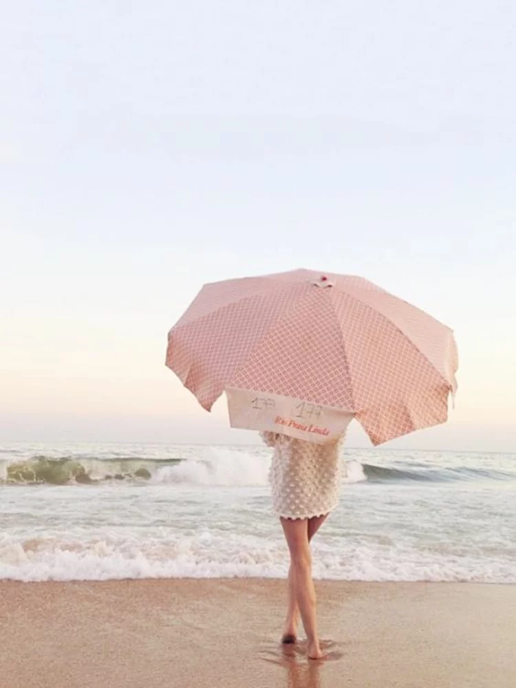 Sonnenschirme Frau am Strand mit Sonnenschirm