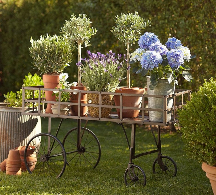 Vorgartengestaltung Vintage Stil Gartenmöbel Kübelpflanzen