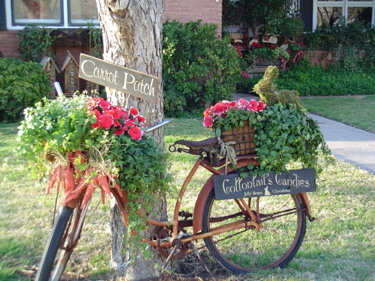 Vorgartengestaltung Vintage Stil Gartenmöbel altes Farhrrad arrangieren