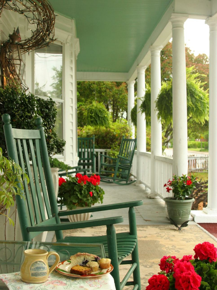 Vorgartengestaltung Vintage Stil Gartenmöbel gemütliche Veranda