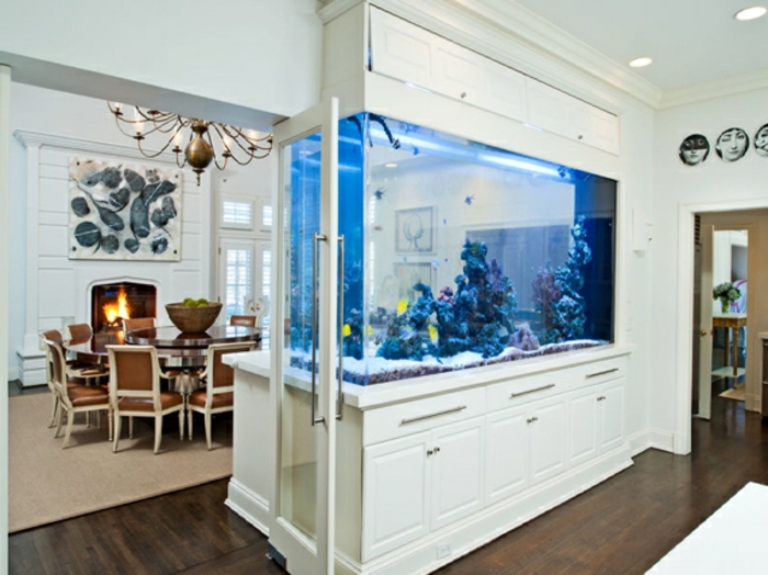 aquarium eirichten design atmosphäre einrichtungsbeispiele wandgestaltung weißes mobiliar