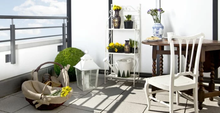 einfache Balkongestaltung - Holzmöbel, Blumenregal Balkonpflanzen 