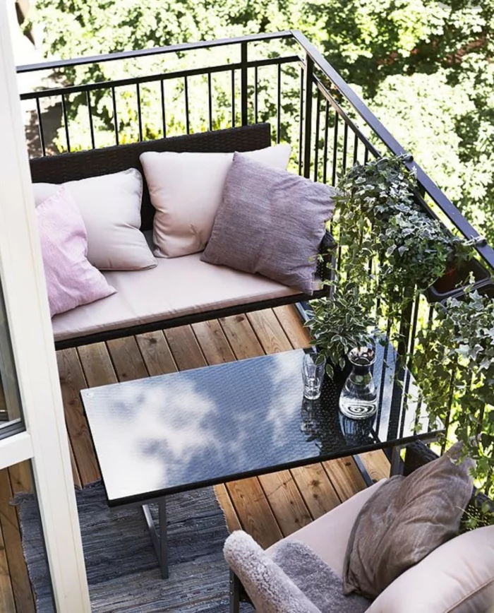 elegant eingerichteter kleiner Balkon mit Kissen 