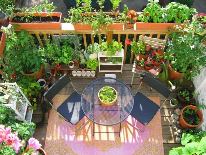kleiner Balkon voller Blumen, Gemüse und Kräuter 