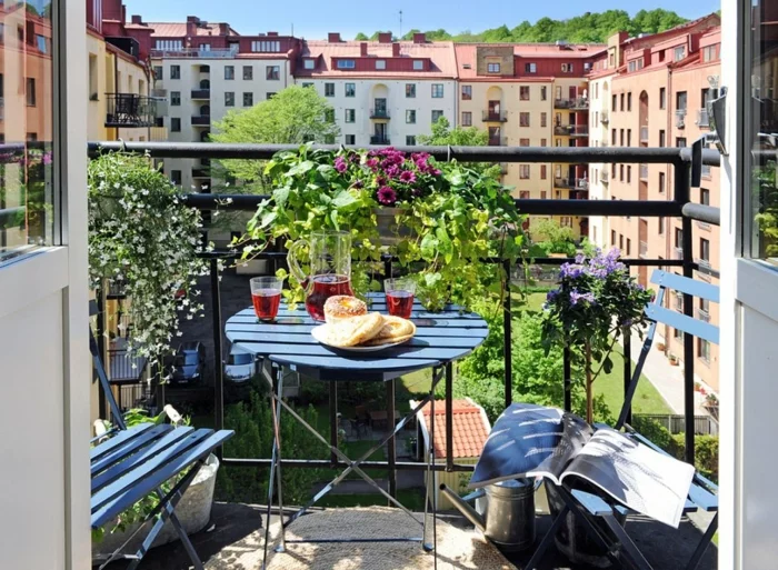 Mini-Balkon gestalten mit Klappmöbeln und Balkonpflanzen