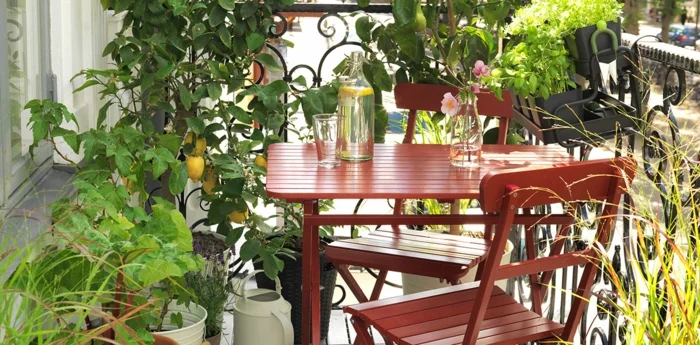 Balkon gestalten mit Holzmöbeln und vielen Pflanzen und Gemüse