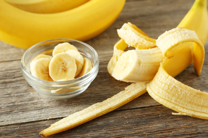 bananen gesund ganzes bild voll bananenschale stücke