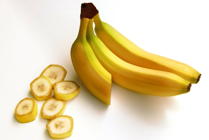 bananen gesund ganzes bild voll bananenschale stücke scheiben