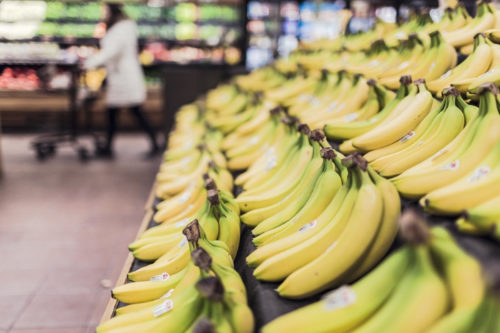bananen gesund ganzes bild voll bananenschale stücke supermarkt