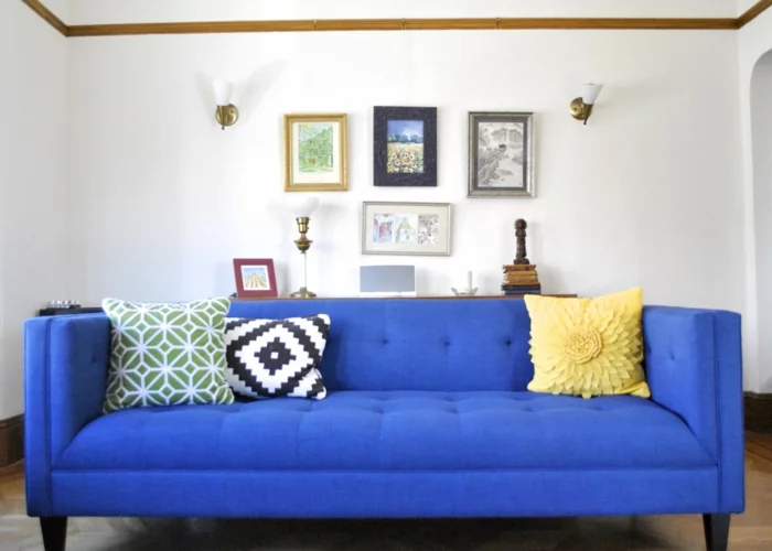 blaues Sofa mit farbigen Dekokissen