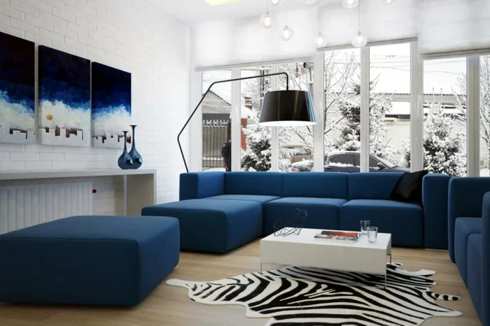 großes blaues Sofa und Zebra-Teppich