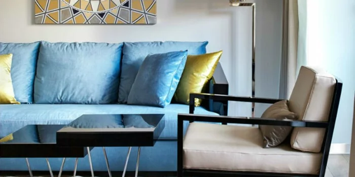 funktionaler Couchtisch, blaues Sofa und Dekokissen