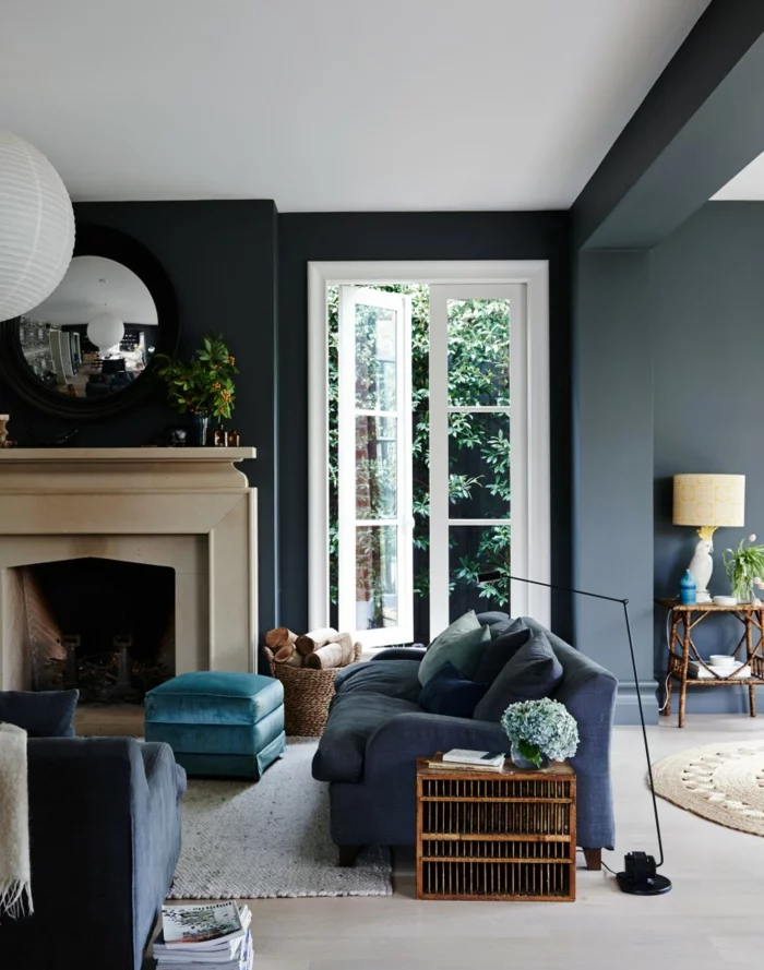 blaues Sofa und schwarze Wände