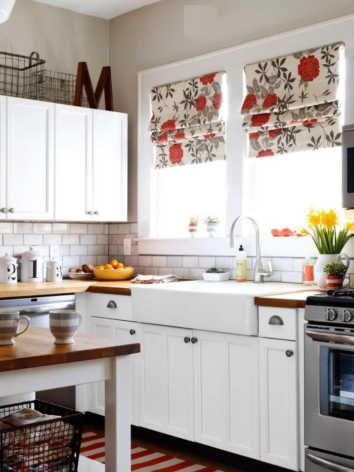 küchendesign rustikal weiße küchenschränke florale muster kücheninsel wandfliesen
