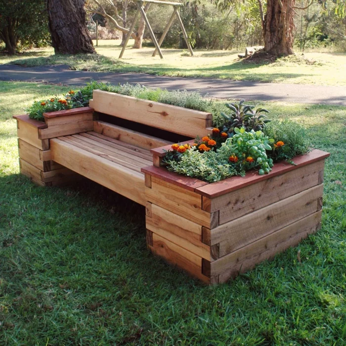 DIY Idee für einen Gartenbank mit Pflanzenbehälter