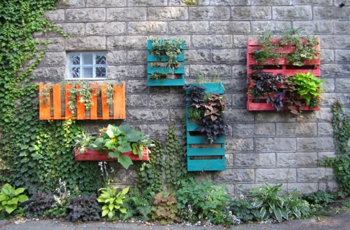 DIY Deko Ideen - Paletten farbig streichen und an die Fassade befestigen