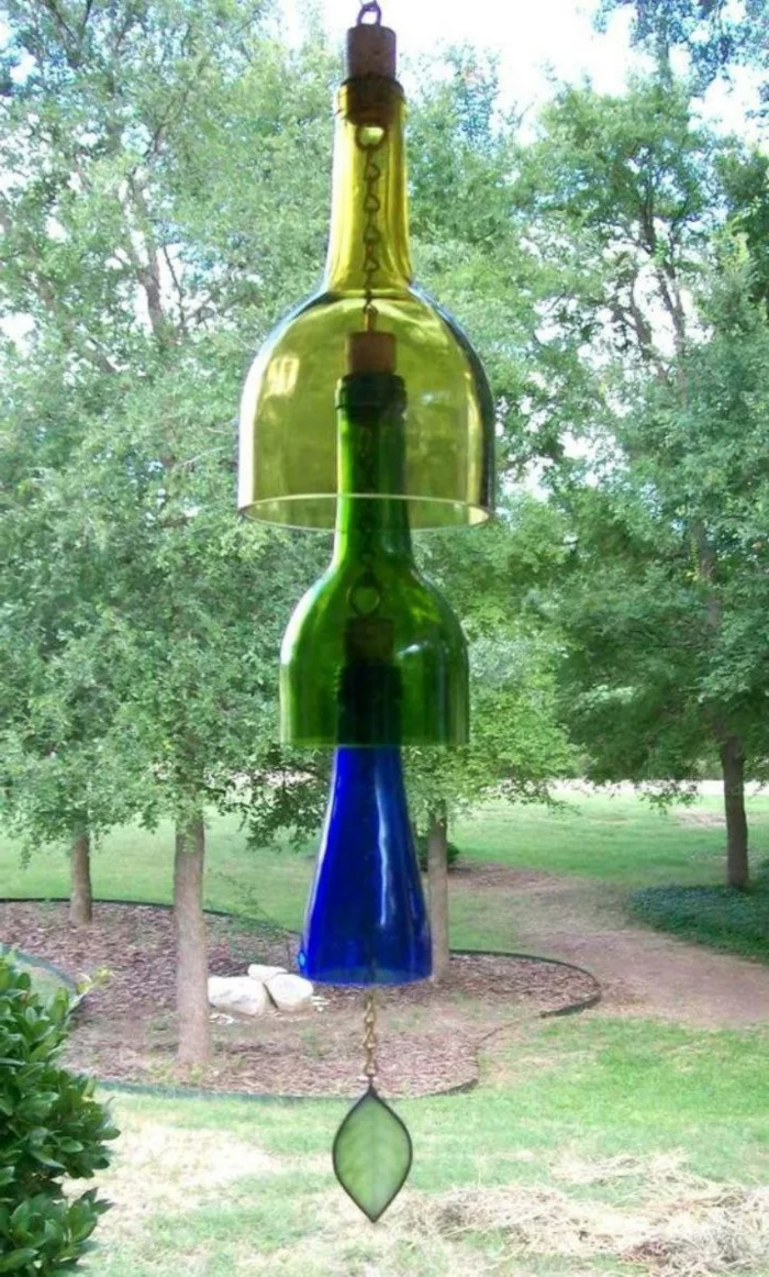 Windspiel aus Teilen von alten Flaschen in Grün und Blau