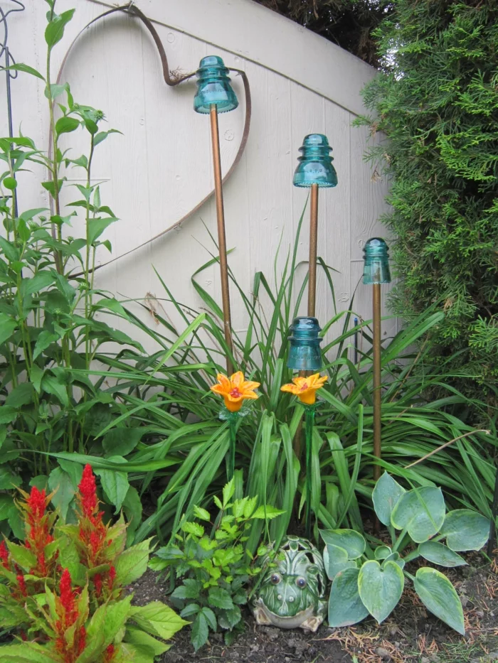 DIY Deko Ideen - Gartenleuchten aus Glas und Stäben im Hinterhof