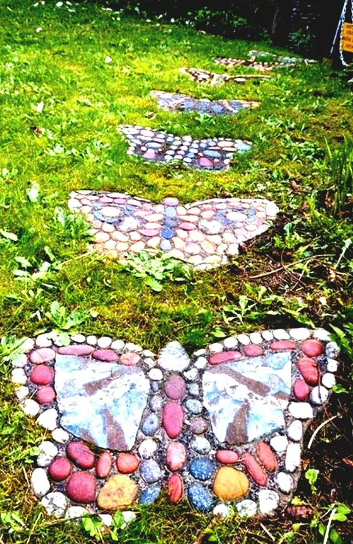 DIY Deko Ideen - Gartenweg aus Steinen in Form von Schmetterlingen