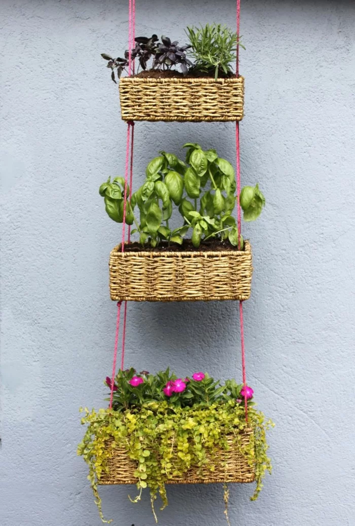 DIY Deko Ideen - hängendes Regalsystem aus Aufbewahrungskörben mit Pflanzen