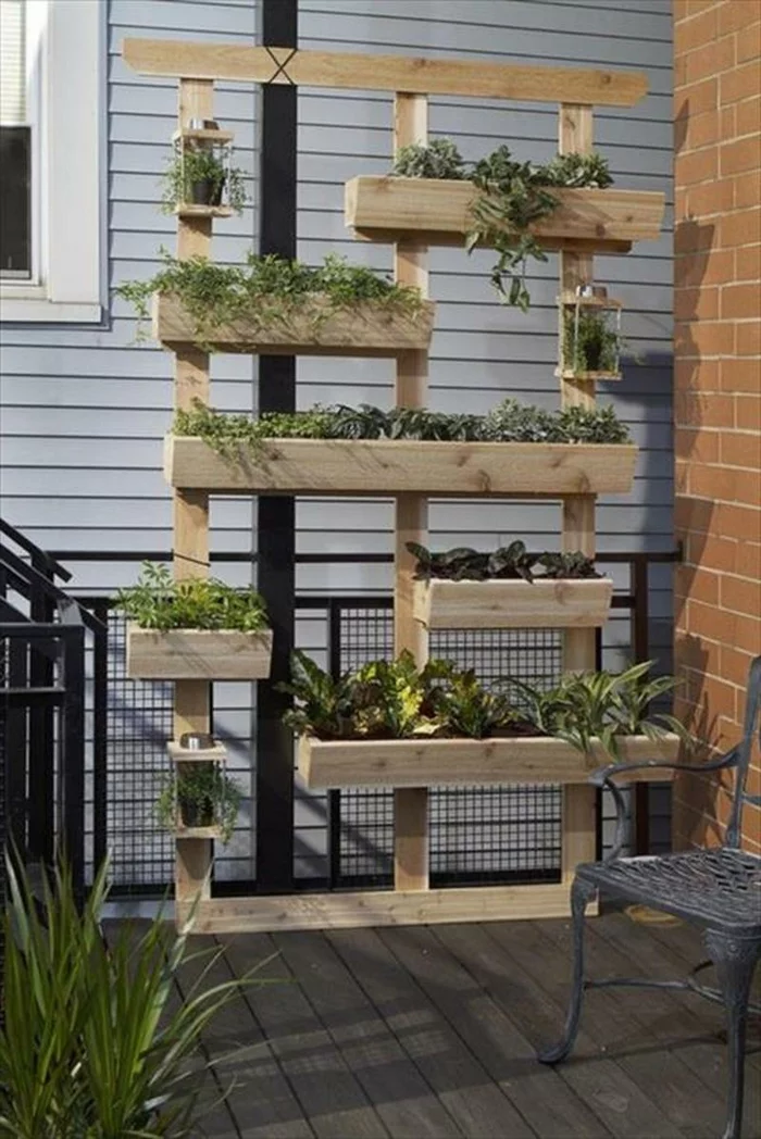 DIY Gartenidee aus Holz - Blumenregal bauen