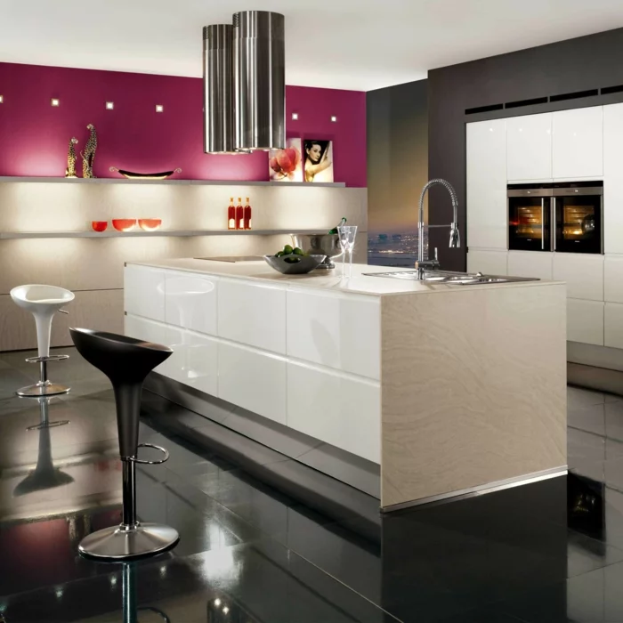 design küchen beleuchtung akzente schwarzer boden weiße kücheninsel deko accessoires